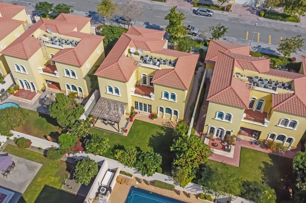 Buying a villa in Jumeirah Park